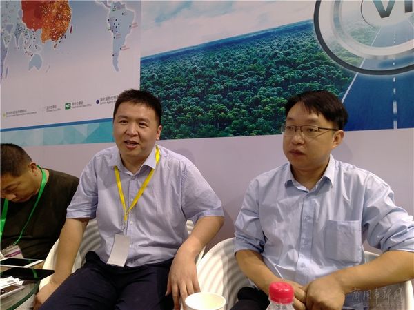 范超群（左）、谭雪峰（右）接受采访