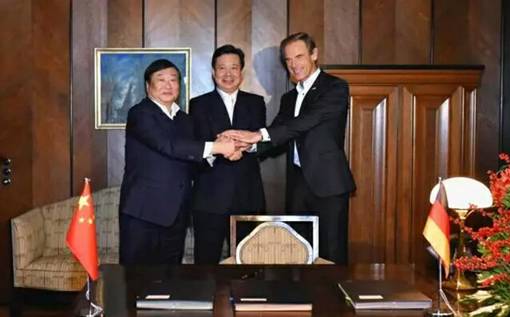 谭旭光（左）李群（中）邓纳尔（右）