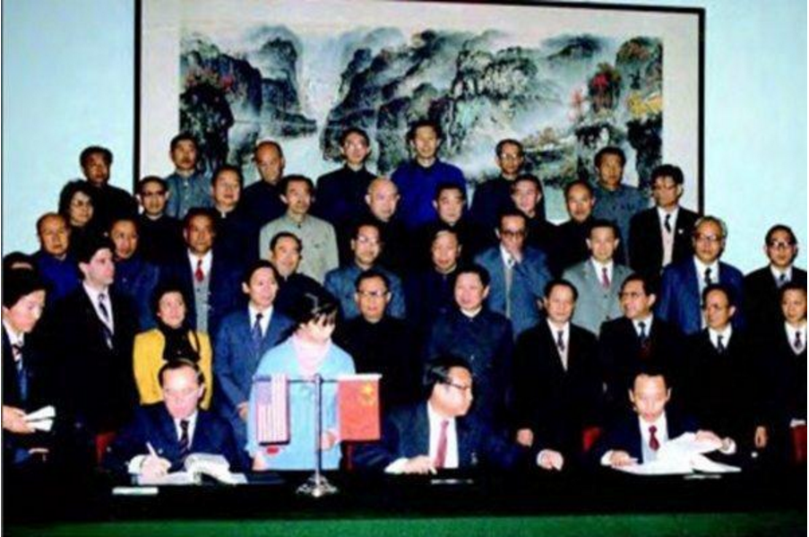 1986年11月15日，二汽与康明斯签订技术许可证转让合同
