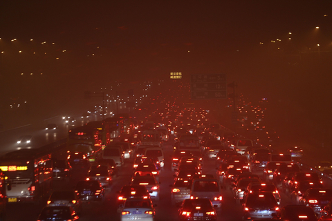 畅通无阻 恣行无忌 谁让排放不达标车上了路?.jpg 畅通无阻 恣行无忌 谁让排放不达标车上了路?.jpg