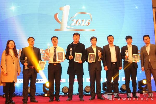获奖企业领奖（左二为福田康明斯代表）.jpg