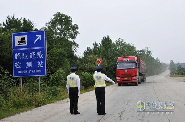 青海严惩超载超限.jpg 青海严惩超载超限.jpg