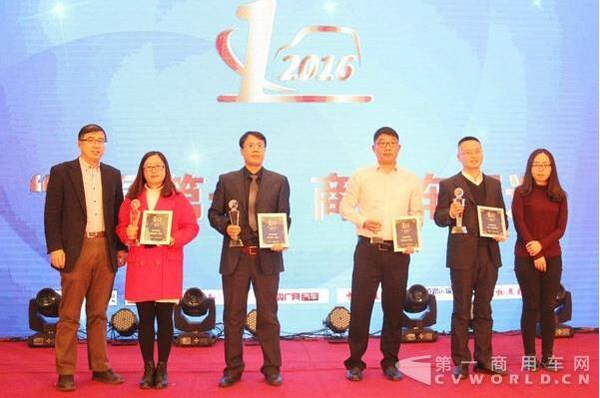 获奖企业颁奖(左一为福田康明斯代表).jpg 获奖企业颁奖(左一为福田康明斯代表).jpg