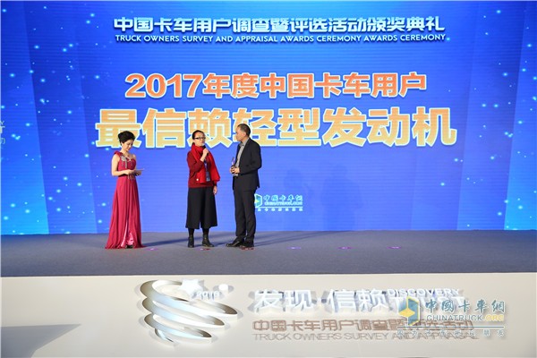 福田康明斯客户支持总监马骥现场对北京兄弟搬家服务有限公司副总经理肖波进行产品使用回访 福田康明斯客户支持总监马骥现场对北京兄弟搬家服务有限公司副总经理肖波进行产品使用回访