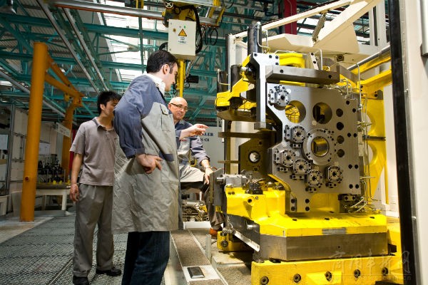 强大的“外援”团队为上菲红提供技术支持 强大的“外援”团队为上菲红提供技术支持