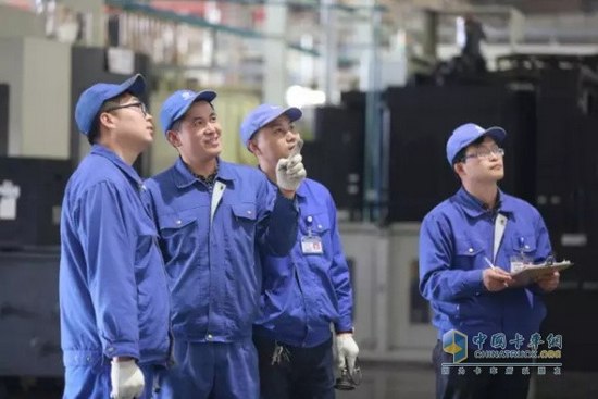 富民兴鲁劳动奖章获得者、设备维修专家王树军(左二)