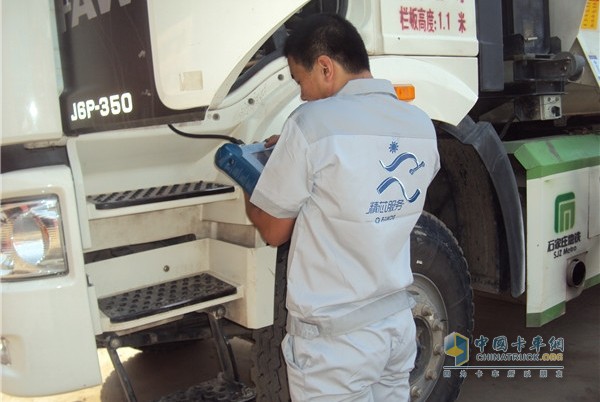 锡柴服务人员在为发动机做体检服务