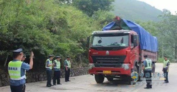 治理超载车 治理超载车