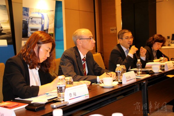 王伟良（左三）回答记者提问