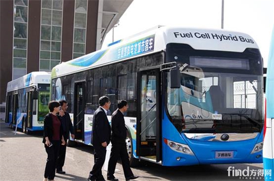 张家口市政府领导参观宇通氢燃料电池公交车