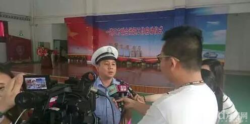 西部高速交警大队副大队长张良介绍执法情况