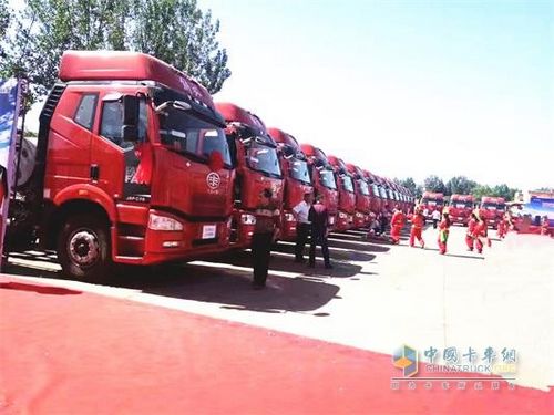 “百辆锡柴LNG机解放J6P的交车仪式”现场 “百辆锡柴LNG机解放J6P的交车仪式”现场