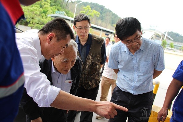 孟斌向何光远介绍甲醇加注机内部结构及安全保障措施