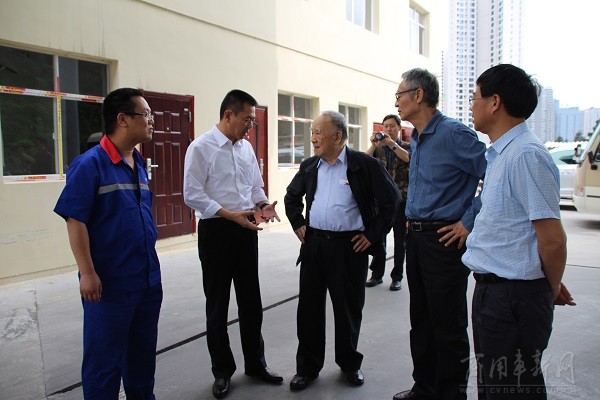 孟斌（左二）向何光远一行汇报加注站建设和使用情况