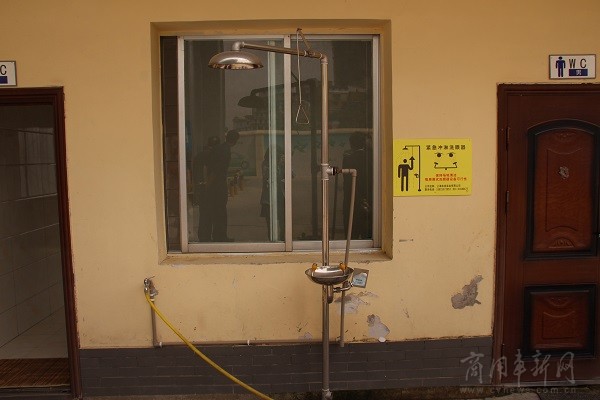 加注站配备的喷淋洗眼装置