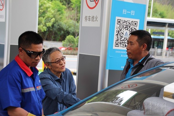 魏安力向甲醇出租车驾驶员了解车辆使用情况