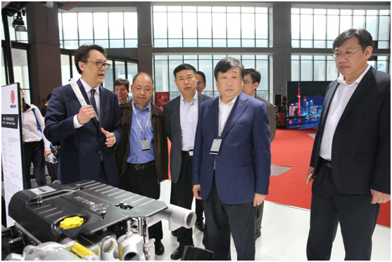 潍柴全系列国六动力亮相上海车展 谭旭光参观展会