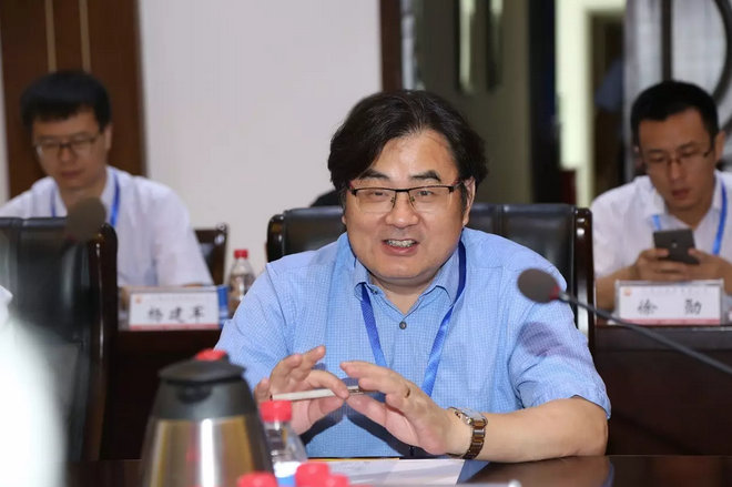 “中国心”年度十佳发动机评选评委许敏正在发言