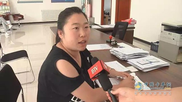 于女士的爱车从2000年驾驶至今已十多年,排放标准也落后于北京现阶段排放标准,今天她来到北京一家报废车厂,办理了老旧车报废的相关手续