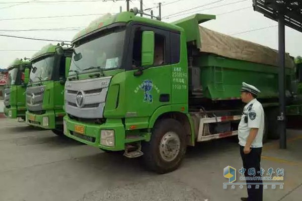 执法人员全程监控,对尾气排放超标车辆现场进行查处,并限期责令整改,直至复检合格,形成“检-罚-改”的闭合回路