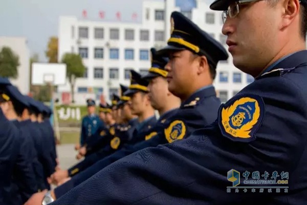 路政人员进行纪律训练