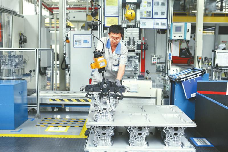 一汽大众成都发动机工厂工人正在装配新发动机 一汽大众成都发动机工厂工人正在装配新发动机