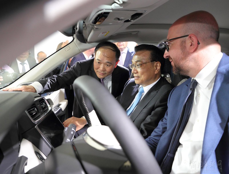 比利时布鲁塞尔当地时间6月2日傍晚,李克强总理在比利时首相米歇尔陪同下参观吉利-沃尔沃汽车创新成果展,李书福为其讲解 比利时布鲁塞尔当地时间6月2日傍晚,李克强总理在比利时首相米歇尔陪同下参观吉利-沃尔沃汽车创新成果展,李书福为其讲解