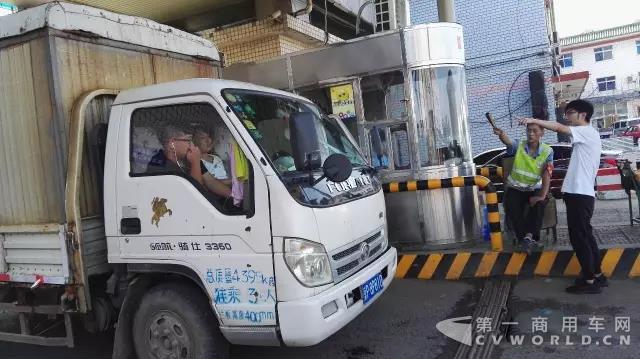 进站口工作人员表示，仅允许贴有绿标的车辆进出