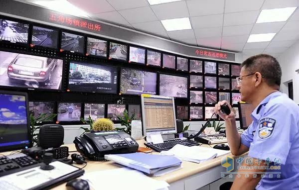 正在进行检查的交警