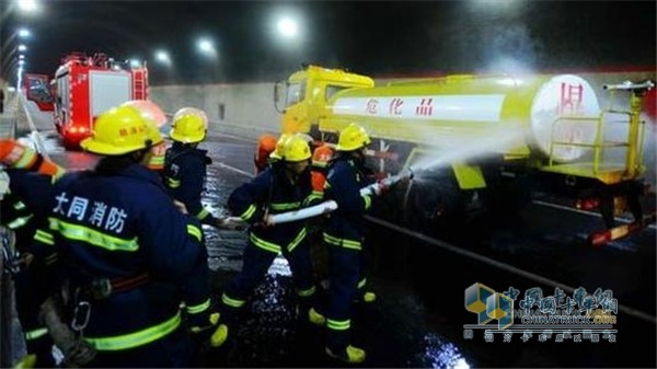 正在对危化车进行消防救援