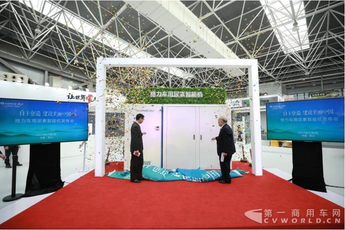 原中国机械工业部部长何光远和格力电器副总裁、总工程师谭建明共同揭幕 原中国机械工业部部长何光远和格力电器副总裁、总工程师谭建明共同揭幕