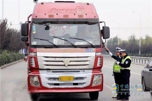 交警进行现场执法 交警进行现场执法