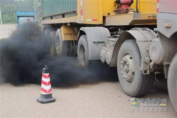 黑烟滚滚的货车驶过，是它们被治理的原因