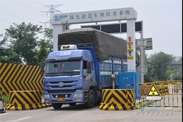 禁止重型载货汽车驶入
