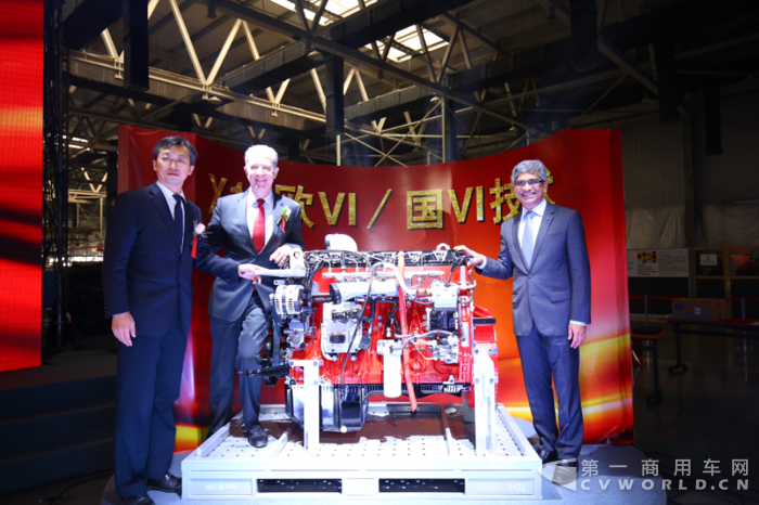 福田汽车总经理巩月琼，康明斯集团副总裁曹思德、副总裁潘澍康与康明斯X12欧VI技术发动机合影