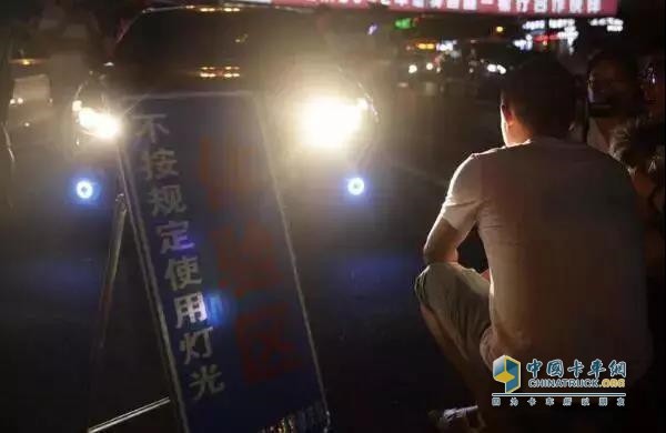 让司机在机动车面前体验远光照射