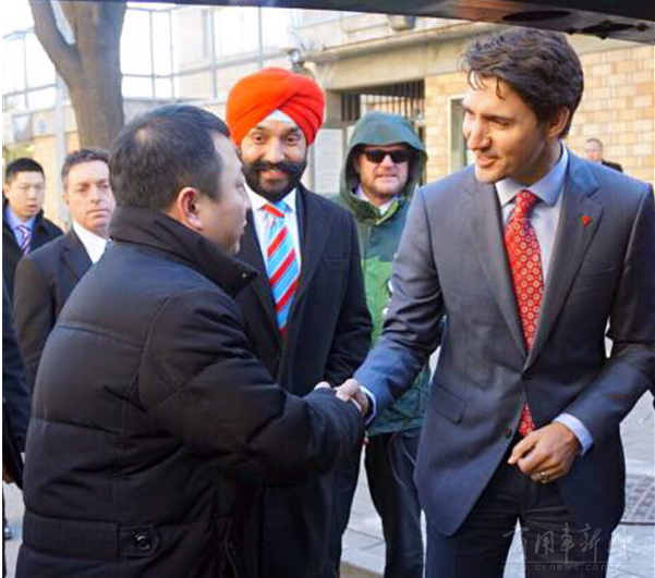 特鲁多总理(前排右)与亿华通董事长张国强(前排左) 特鲁多总理(前排右)与亿华通董事长张国强(前排左)