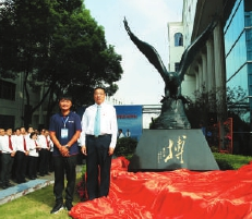 2016年,锡柴举行“鹰”雕塑主题景观落成典礼。 2016年,锡柴举行“鹰”雕塑主题景观落成典礼。