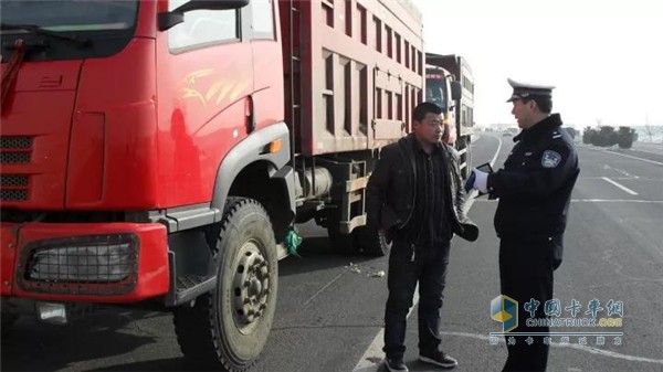 强化对渣土运输车等重型车的路检路查