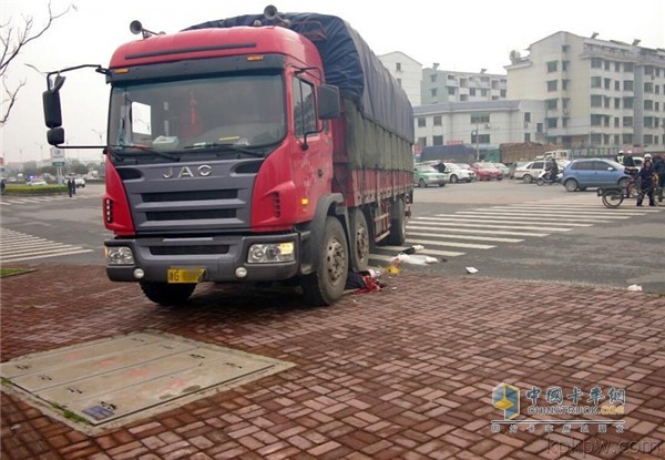 货车撞倒行人 货车撞倒行人