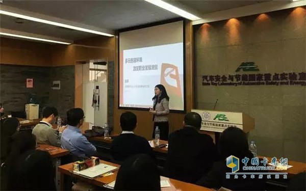 就“多元包容环境激发职业发展潜能”的主题与在场师生进行深入探讨 就“多元包容环境激发职业发展潜能”的主题与在场师生进行深入探讨