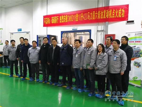 汉马动力柴油发动机下线合影留恋 汉马动力柴油发动机下线合影留恋