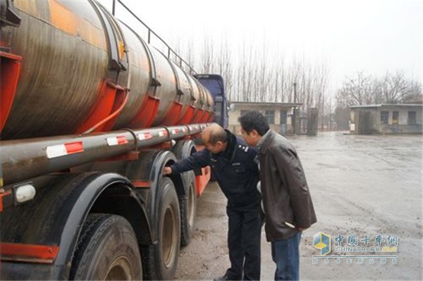 开展危化品运输车辆安全检查