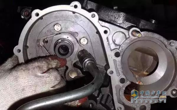 对发动机的相关部件做检查保养 对发动机的相关部件做检查保养