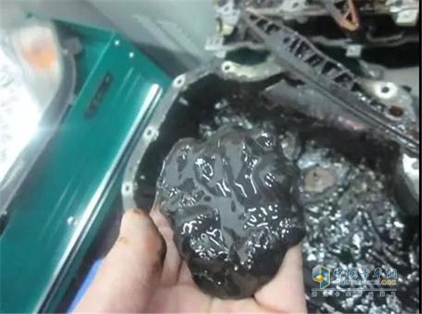 曲轴箱油泥过多加剧发动机的磨损