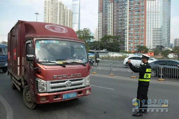 交警进行载货车执法工作
