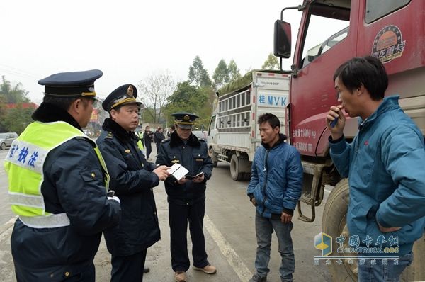 道路运输执法现场