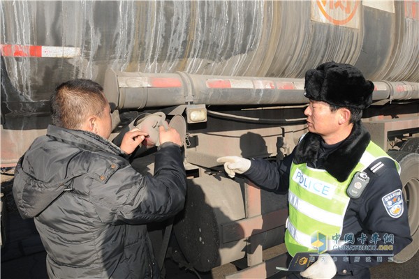 严查危化品运输车