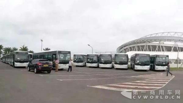 抵达利伯维尔的首批中国智能公交车