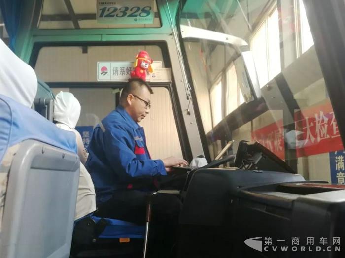 玉柴技术专家在现场检测车辆